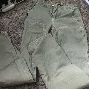 SOLD!! Tilly’s Green 5-star Pants!